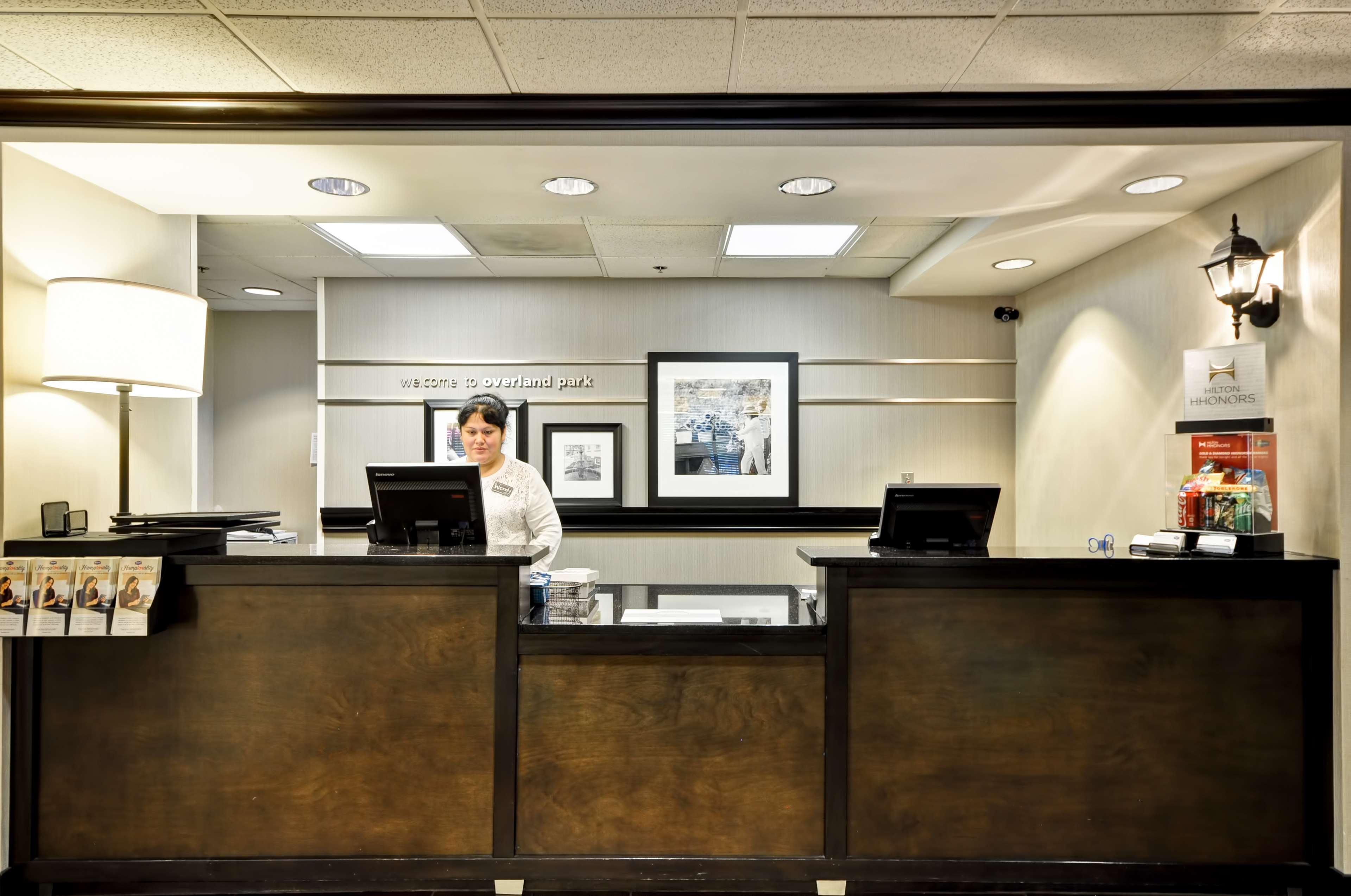 Hampton Inn Overland Park Exteriör bild